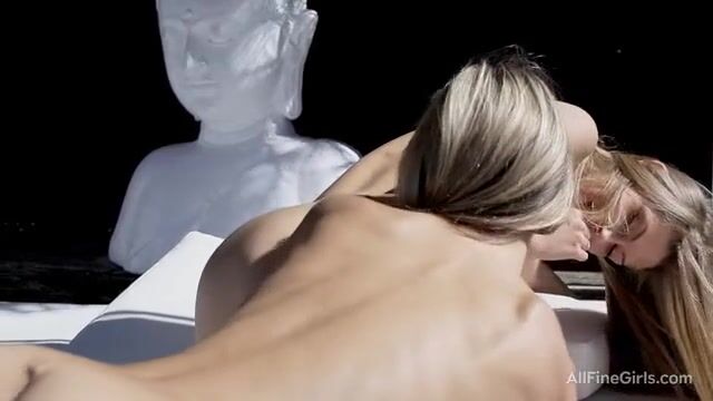 Тощая русская лесбиянка вылизывает анус любовнице