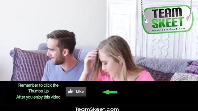 Дамочка с бритым лобком классно разводит ноги сидя на конце