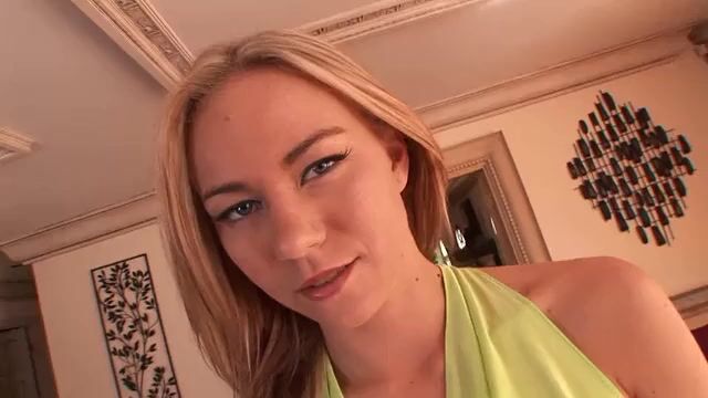 Стройная блондинка трахается в письку и пронзительно пищит