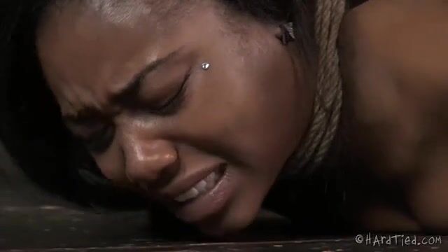 Строгий хозяин связывает негритянку и шлепает по жопе