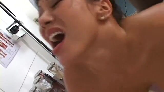 Восточная медсестра в белых чулках оседлала хуй негра