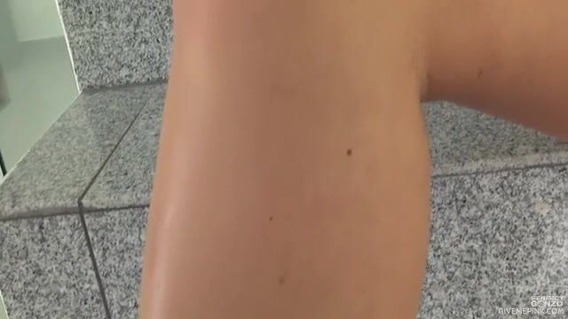 Прыткая баба с длинными ногами засаживает щипцы в неразработанную розовую киску