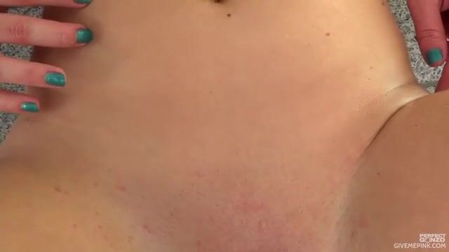 Прыткая баба с длинными ногами засаживает щипцы в неразработанную розовую киску