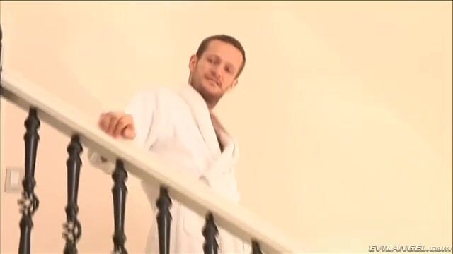 Обнаженная сексвайф отдалась двум партнерам