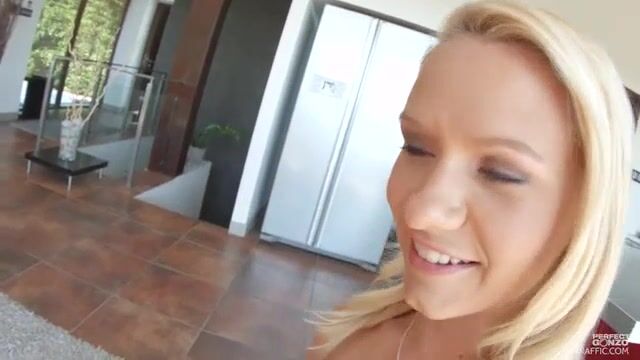 Подруга жадно сосет хуй и лакомится спермой