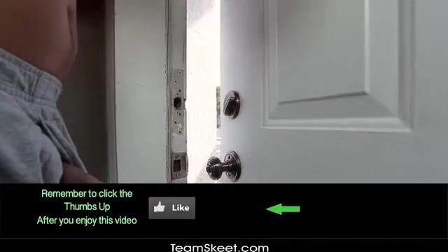 Студентка с тощей жопой отдалась соседу на кухне