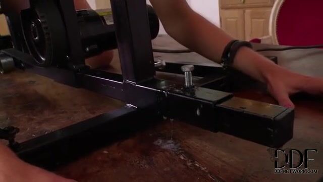 Рабыня с вибратором в пизде классно стоит на четвереньках