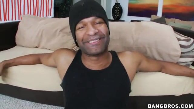 Важный чернокожий мужик трахает в письку татуированную европейку