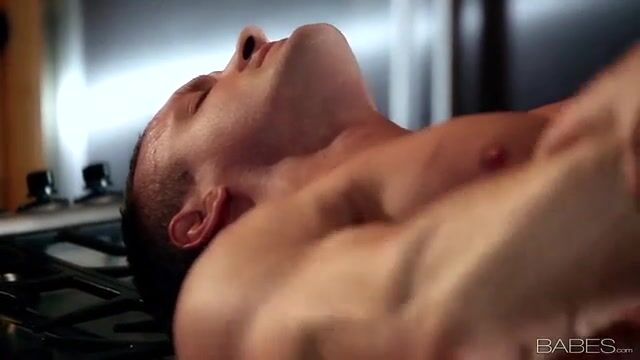 Шалунья с красивым клитором растягивает письку на хую товарища