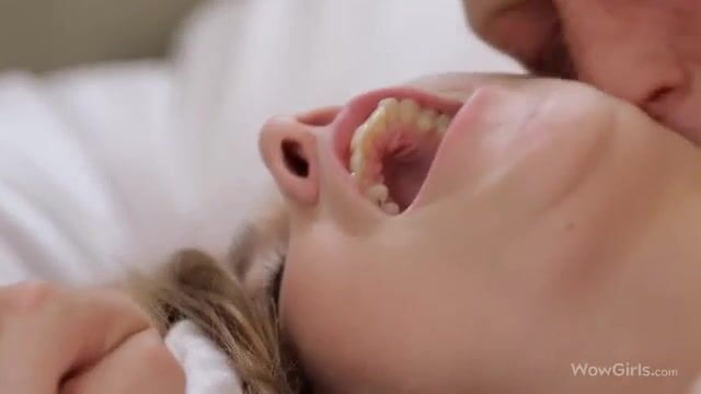 Романтичная баба без трусиков классно прогнулась перед партнером