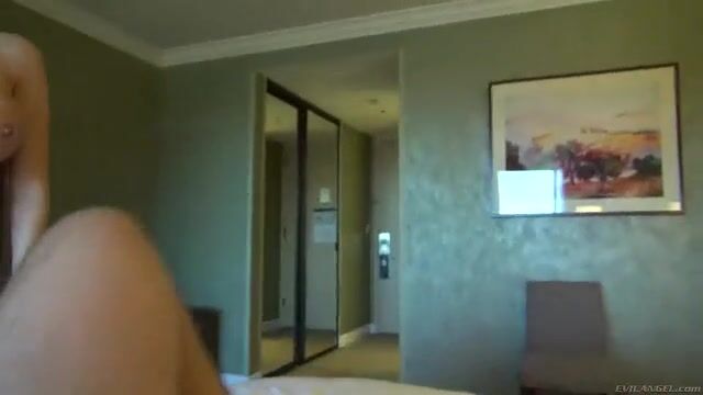Анальная мамочка изменяет мужу в номере отеля