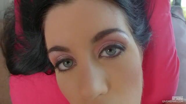 Привлекательная брюнетка глубоко засаживает вибратор в пизденку