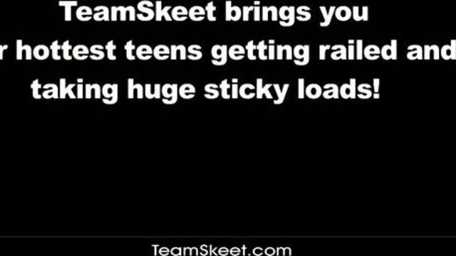 Чувак имеет в письку милую брюнетку и поглаживает животик