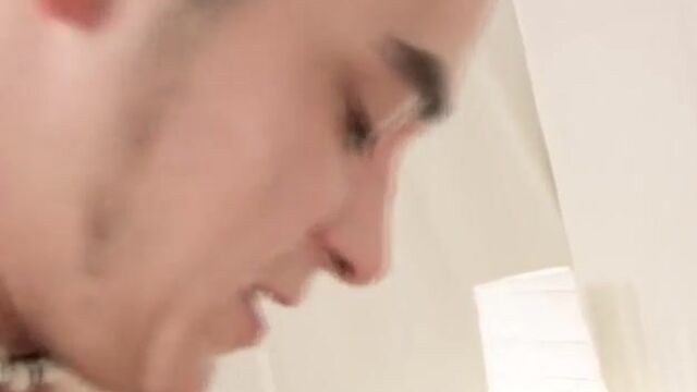 Эротичная массажистка оказывает сексуальные услуги в салоне