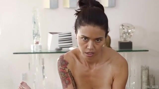 Татуированная восточная баба сосет хуй и пускает слюни