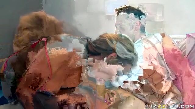 Очкастая медсестра с мокрой пиздой отсасывает пациенту в палате