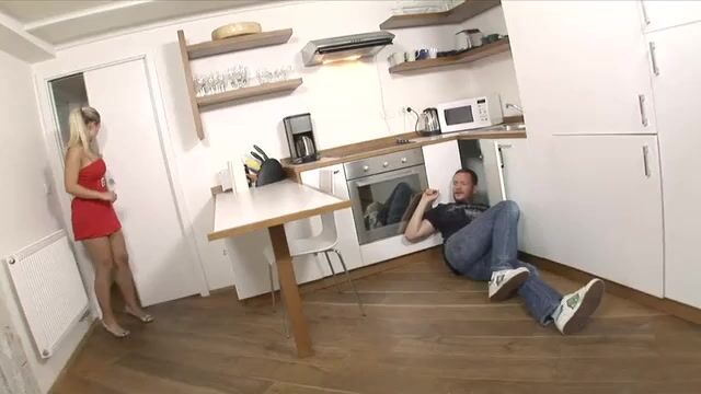 Шлюшка в коротком платье удовлетворяет соседа на кухне