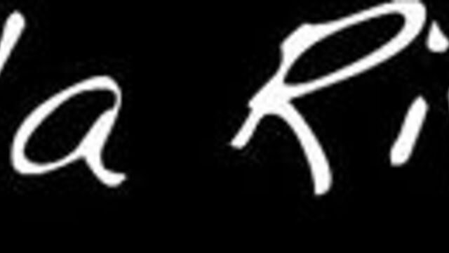 Нежно выебал голую любовницу на красном диване