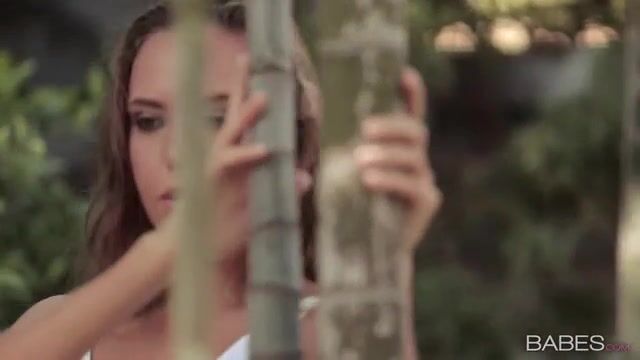 Мокрая соседка в трусиках мастурбирует во дворе