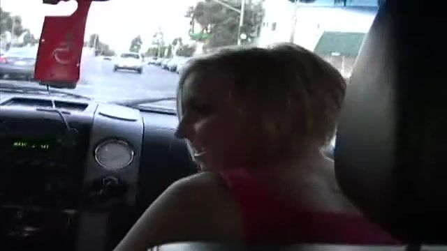 Уличная телка охотно раздвинула ноги перед незнакомцем