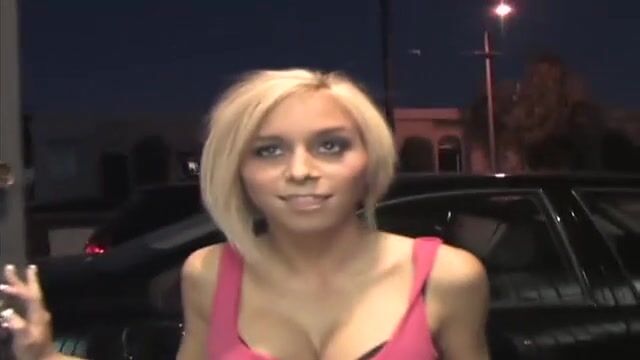 Уличная телка охотно раздвинула ноги перед незнакомцем