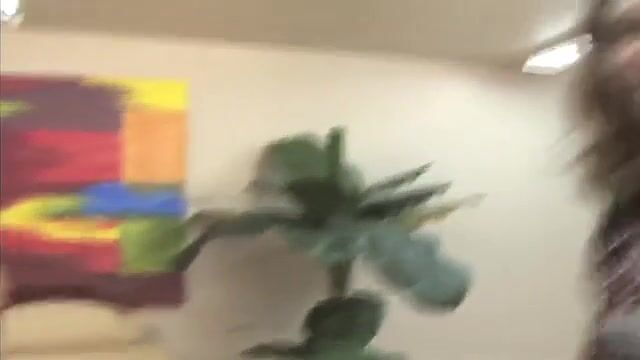 Уличная телка охотно раздвинула ноги перед незнакомцем