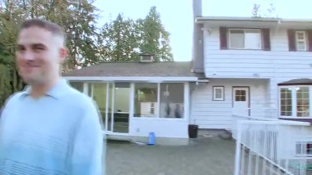 Голая девушка с красивыми глазами эротично улыбается во время секса