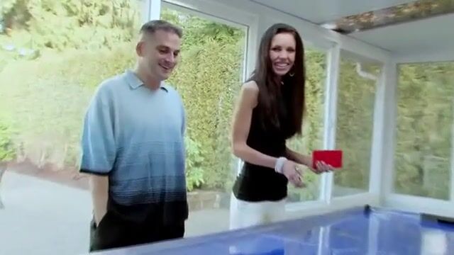 Голая девушка с красивыми глазами эротично улыбается во время секса