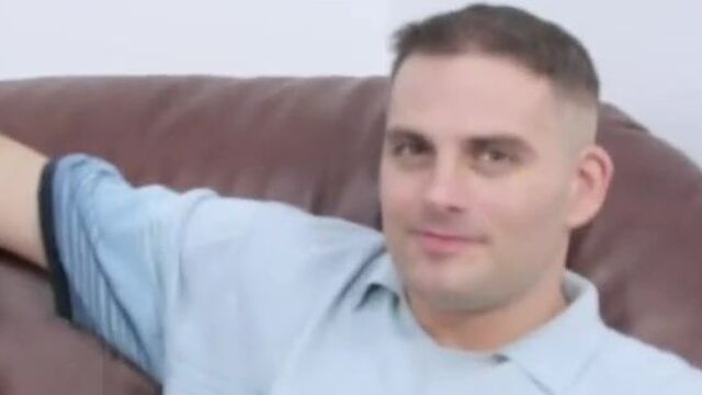 Голая девушка с красивыми глазами эротично улыбается во время секса