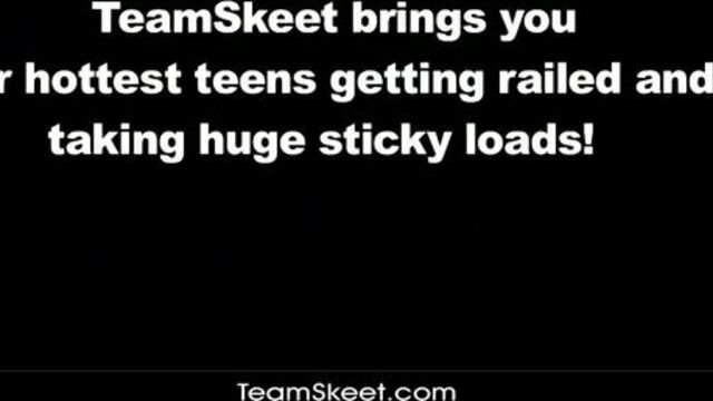 Русая недотрога с голубыми глазами чувственно сосет хуй