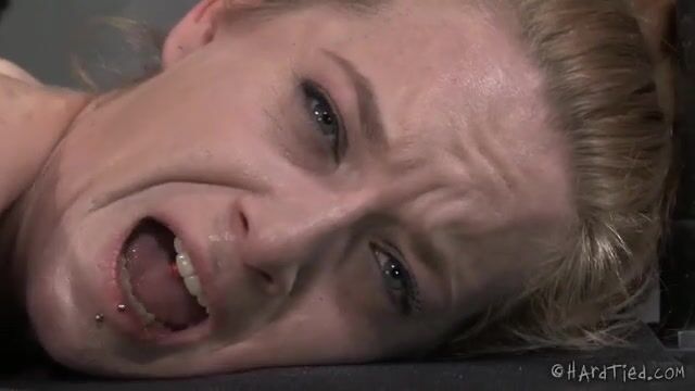 Хозяин связывает рабыню, оттягивает соски и теребит пизденку