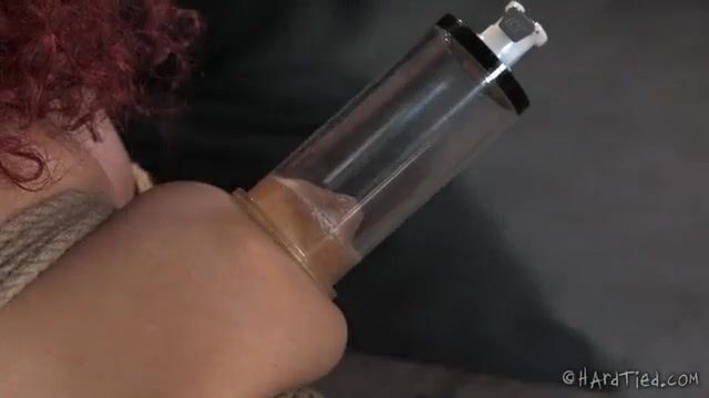 Накачал негритянке сырую пизду вакуумной помпой