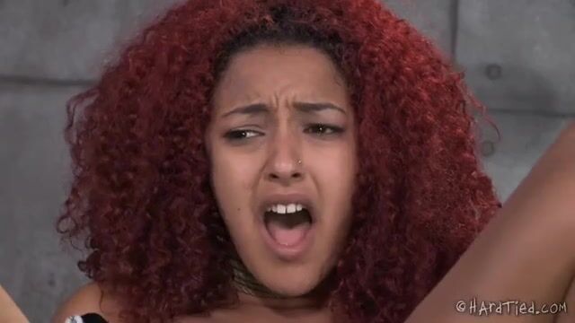 Накачал негритянке сырую пизду вакуумной помпой