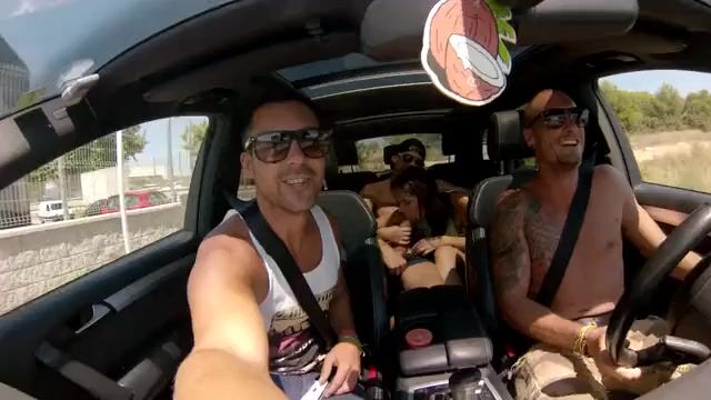 Яркая итальянка удовлетворяет пикапера в автомобиле