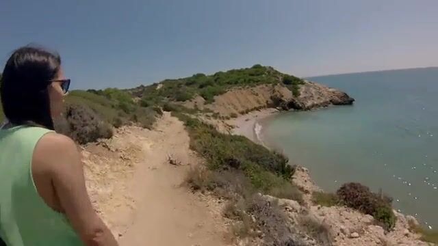 Яркая итальянка удовлетворяет пикапера в автомобиле