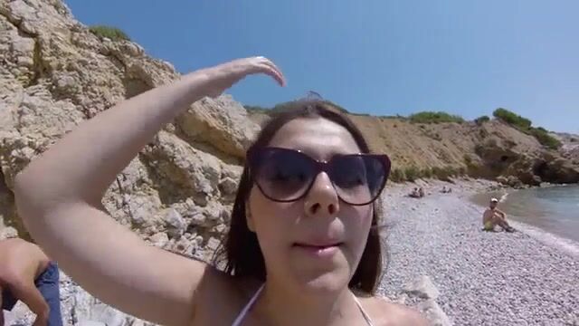 Яркая итальянка удовлетворяет пикапера в автомобиле