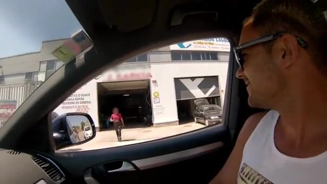 Яркая итальянка удовлетворяет пикапера в автомобиле