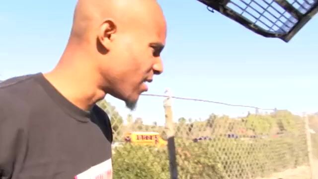 Мускулистый африканец глубоко засаживает в писю белой маме