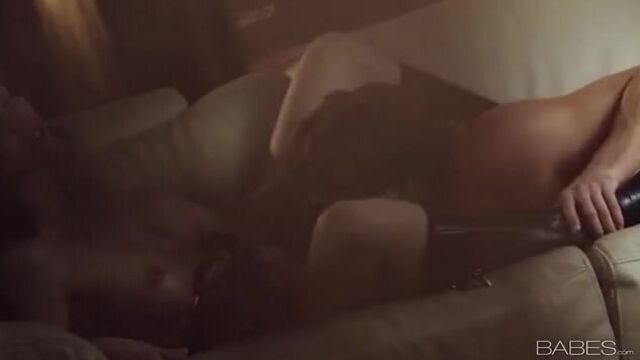 Нимфоманка старательно сосет пенис бывшему парню