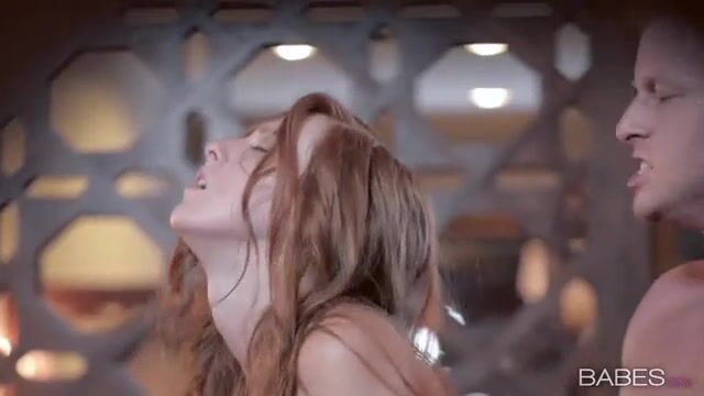 Знойная баба встает раком перед любовником и подставляет письку