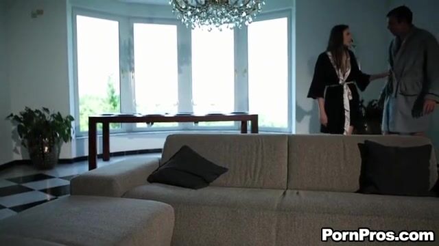 Романтичная леди присаживается сырой писькой на упругий пенис