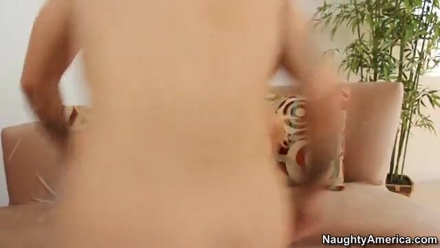 Счастливая блондинка кончает во время оральных ласк