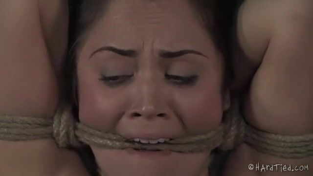 Злодей связал худую красотку и проводит интимные эксперименты