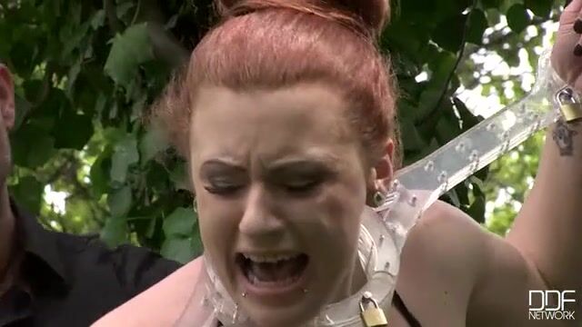 Рабыня в кандалах отсасывает господину на лужайке за домом