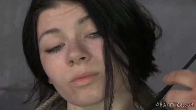 Грязные интимные пытки сильно возбудили милую рабыню