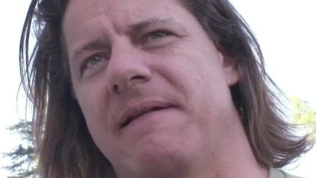 Тощая телка села растрепанной писькой на достоинство волосатого чудака