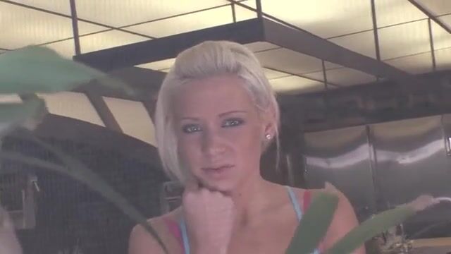 Тощая телка села растрепанной писькой на достоинство волосатого чудака