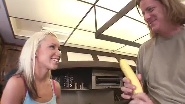 Тощая телка села растрепанной писькой на достоинство волосатого чудака