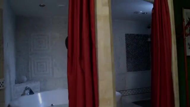 Русая бабенка с небольшими дойками знатно скачет на конце