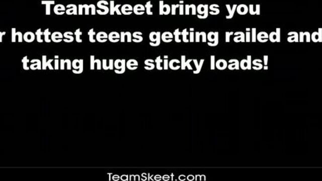 Знатно выебал в письку романтичную девушку и кончил на груди